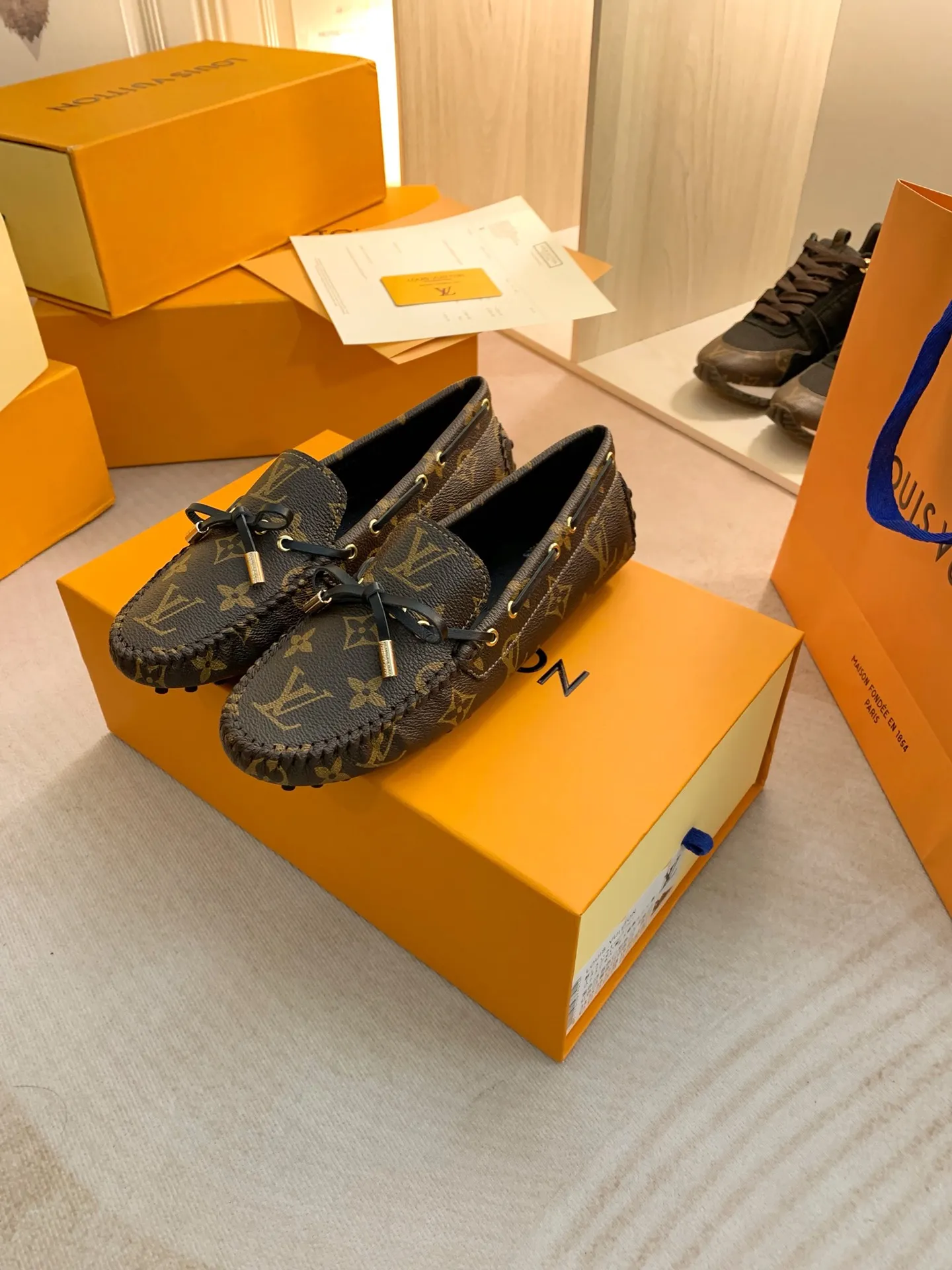 p460💰Couple model❤️🇫🇷 𝙇𝙤𝙪𝙞𝙨 𝙑𝙪𝙞𝙩𝙩𝙤𝙣 🇫🇷Louis Vuitton 2023 Classic𝓛𝓿 𝓣𝓻𝓪𝓲𝓷𝓮𝓻 Sports Series ➪➪➪¯ [Arizona Doudou Shoes Series] ▪️▪️▪️Arizona slip-on shoes are made of Monogram Eclipse canvas. Its hand-painted and dyed edges and hand-sewn uppers fully demonstrate Louis Vuitton's traditional shoemaking craftsmanship. This slip-on shoe is very lightweight. The integrated tongue and upper make it particularly comfortable and flexible. The soft outsole is equipped with rubber padding. Decorated with matching sash. Detailed features: ☑️Monogram Eclipse canvas ☑️Black Eclipse pattern ☑️Hand-painted shoe edges ☑️Hand-sewn uppers (each pair takes time to process) ☑️Integrated tongue and upper construction ☑️Outsole equipped with rubber lining ☑️size: 35_46